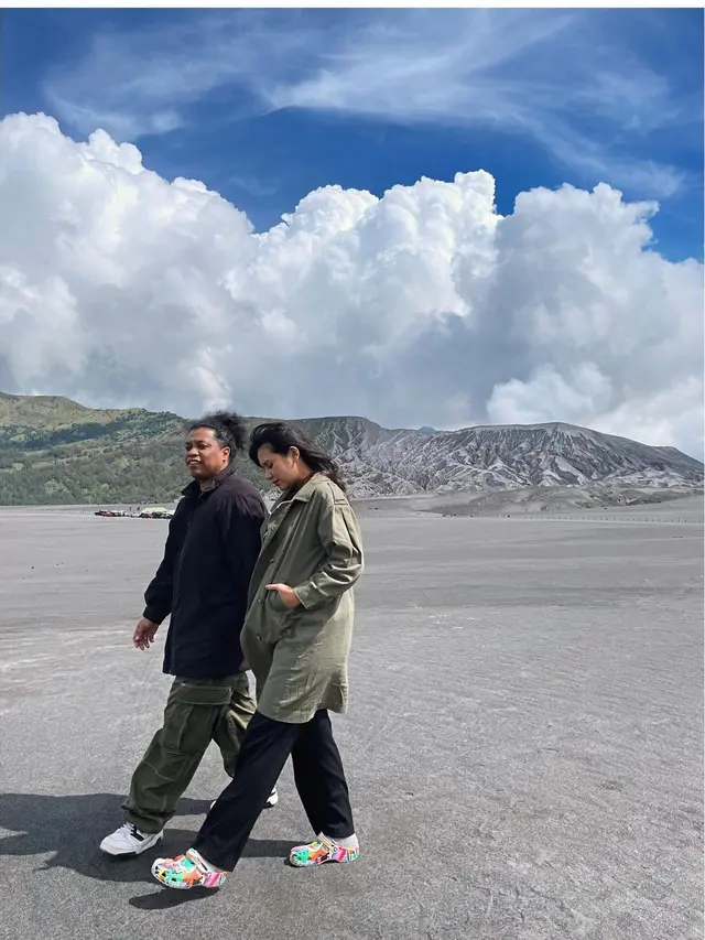 6 Potret Indah Permatasari dan Arie Kriting Ke Bromo, Syuting Film Kejar Mimpi, Gaspol!