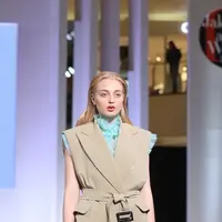 Brand high fashion korea SYZ pamerkan koleksi "I'm in Holidays" di JFW 2019 hari kedua. (Foto: fimela.com/Nurwahyunan)