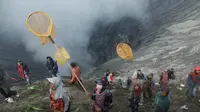 Perjuangan kaum marit mengais sesaji di Kawah Gunung Bromo pada upacara Yadnya Kasada 9Istimewa)