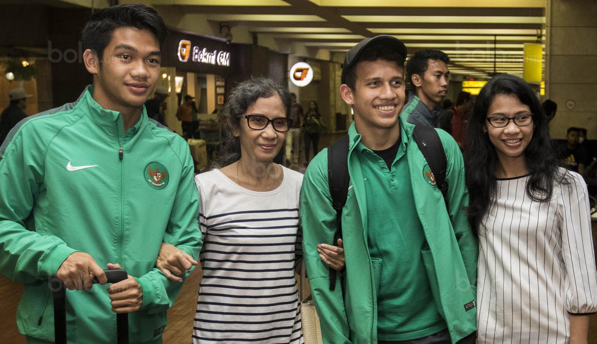 Pemain Timnas Indonesia U-19, Egy Maulana Vikri dan Samuel Christianson, tiba di Bandara Soetta, Tangerang, Rabu (20/9/2017). Timnas U-19 kembali ke tanah air setelah berhasil meraih peringkat ketiga Piala AFF U-18. (Bola.com/Vitalis Yogi Trisna)