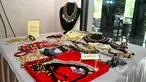 Yayasan Pernik Nusantara menggelar pameran Pernik Nusantara yang bertempat di Rarampa Resto, Kebayoran Baru, Minggu (3/5/2015). Pameran tersebut menampilkan beragam kerajinan asli nusantara seperti busana dan perhiasan. (Liputan6.com/Yoppy Renato) 