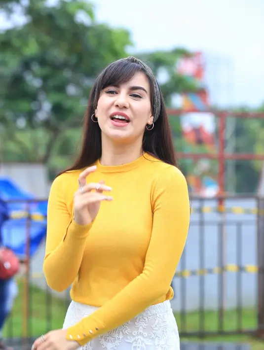 "Kalau kuliah pengennya vakum dulu (sinetronnya). Soalnya aku nggak bisa sih yang sambil shooting gitu. Shooting kan sampai malam juga, nanti waktu untuk kuliahnya kapan. Yang ada kurang tidur, nggak sehat," jelasnya. (Adrian Putra/Bintang.com)