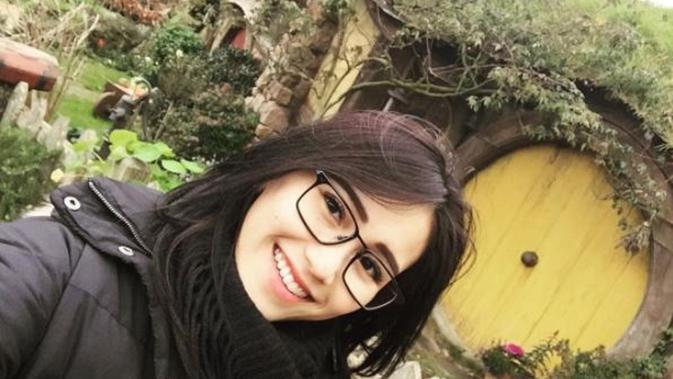 Ayu Ting Ting Makin  Cantik cantik saat Pakai Kacamata,  masuk  