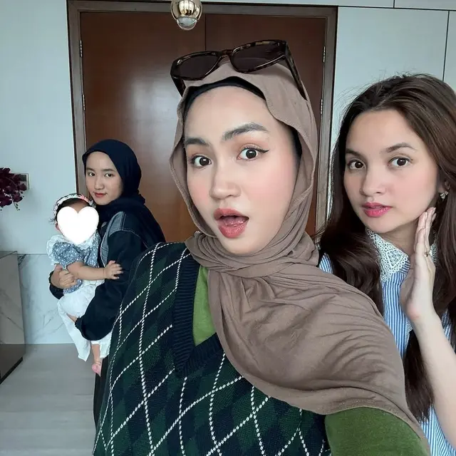 Gaya Jilbab Mleyot ala Xaviera Putri