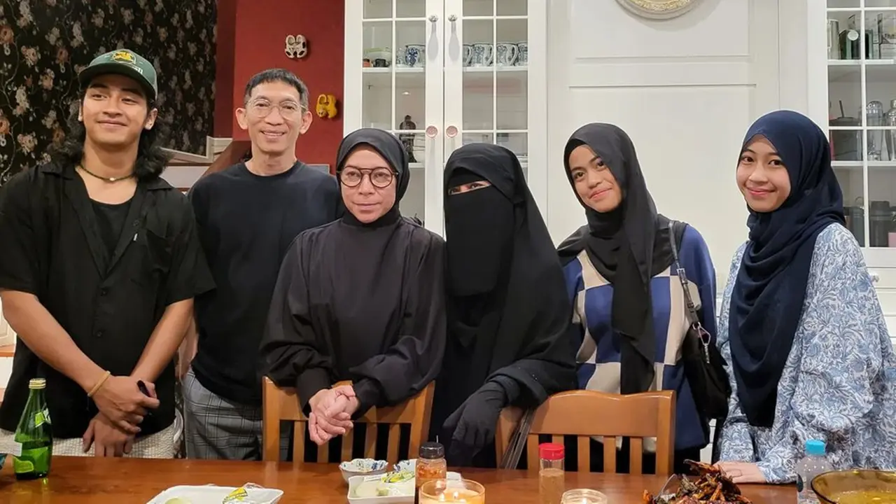 6 Momen Melly Goeslaw Ajak Bukber Keluarga Umi Pipik, Abidzar Curi Perhatian