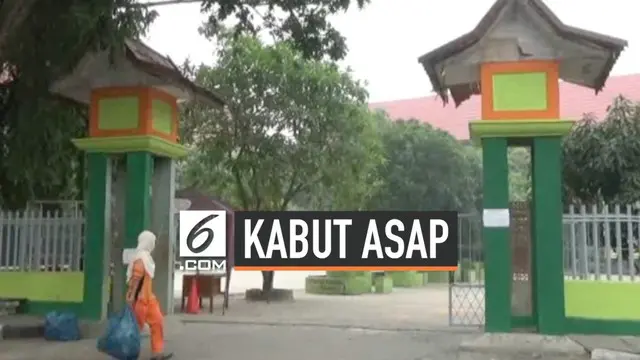 Kabut asap yang menyelimuti Kota Pekanbaru Riau semakin pekat, akibatnya sekolah di Pekanbaru meliburkan siswanya. Mereka khawatir kabut asap menganggu proses belajar mengajar dan berdampak pada kesehatan anak didik.