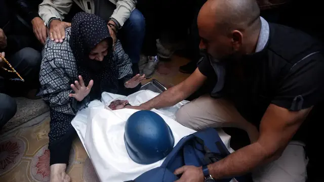 Kerabat di pemakaman jurnalis Samer Abudaqa dari Al Jazeera. (AP)