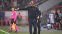 Pelatih Juventus, Maurizio Sarri menginstruksikan pemainnya saat bertanding melawan Lokomotiv Moscow pada pertandingan Grup D Liga Champions di stadion RZD Arena, Moskow (6/11/2019). Juventus menang 2-1 atas Lokomotiv Moscow. (AFP Photo/Kirill Kudryavtsev)