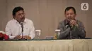 Menkominfo Johnny G Plate didampingi Menteri Kesehatan Terawan Agus Putranto memberikan keterangan pada acara forum pimred di Jakarta, Selasa (3/3/2020). Acara membahas permasalahan aktual yang terjadi di Indonesia salah satunya terkait virus corona COVID-19. (Liputan6.com/Faizal Fanani)
