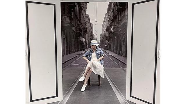 Sebelum ke Capri, Syahrini sempat mampir ke Milan. Ia mengenakan dress putih yang dipadukan dengan jaket jeans, cetar banget.