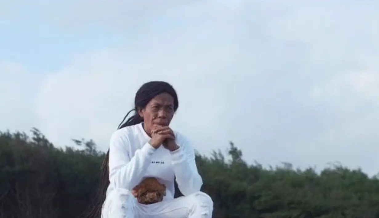 <p>Cak Sodiq jadi salah satu penyanyi dangdut legenda Jawa Timur. Dengan rambut gimbal dan gitar akustis, ia jadi ikonik. Pimpinan grup new Monata ini jadi idol dan legenda hingga kini. [Foto: instagram.com/sodiq_newmonata]</p>