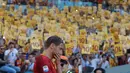 Francesco Totti bereaksi setelah memberi salam terakhir kepada suporter AS Roma usai melawan Genoa di Stadion Olimpico, Minggu (28/5). Setelah 25 tahun membela AS Roma, Totti mengakhiri kiprahnya di sepak bola profesional. (AP Photo/Alessandra Tarantino)