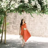 Jessica Mila tampil fresh dengan dress tanpa lengan warna orange. Dipadukan sandal, mini bag, dan topi pantai warna earth tone. @jscmila