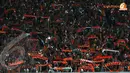 Suporter Persija yang dijuluki Jakmania ini juga kompak menyalakan korek api untuk merayakan HUT Persija yang ke-85 (Liputan6.com/Helmi Fithriansyah). 