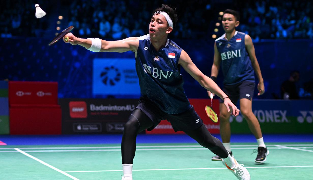 Akhirnya Fajar Alfian/Muhammad Rian Ardianto keluar sebagai juara All England 2023 setelah mengalahkan Mohammad Ahsan/Hendra Setiawan. (AFP/Oli Scarff)