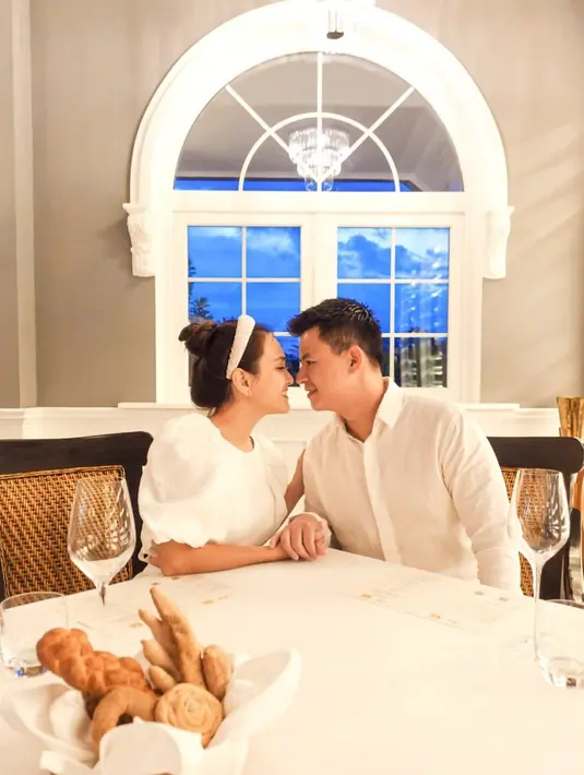 Jelang 10 tahun pernikahannya dengan David Herbowo. Shandy Aulia percaya bahwa cinta tidak mula-mula terjadi terus menerus. Namun dibutuhkan Tuhan agar menjadi pasangan baru dalam setiap muasinya. (Liputan6.com/IG/@shandyaulia)
