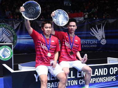 Ganda putra Indonesia, Kevin Sanjaya/Marcus Gideon, merebut gelar All England 2017 setelah mengalahkan pasangan China, Li Junhui/Liu Yuchen. Pada partai final, Minggu (12/3/2017), Kevin/Marcus menang dua gim 21-19 dan 21-14. (AFP/Justin Tallis)