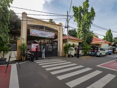 Situasi dan kondisi di depan pintu SMAN 72 Jakarta, Senin (10/11/2025). Pasca-insiden ledakan yang terjadi pada Jumat (7/11/2025), suasana di sekitar di sekolah tersebut pada Senin (10/11/2025) pagi masih terlihat sepi. (merdeka.com/Arie Basuki)