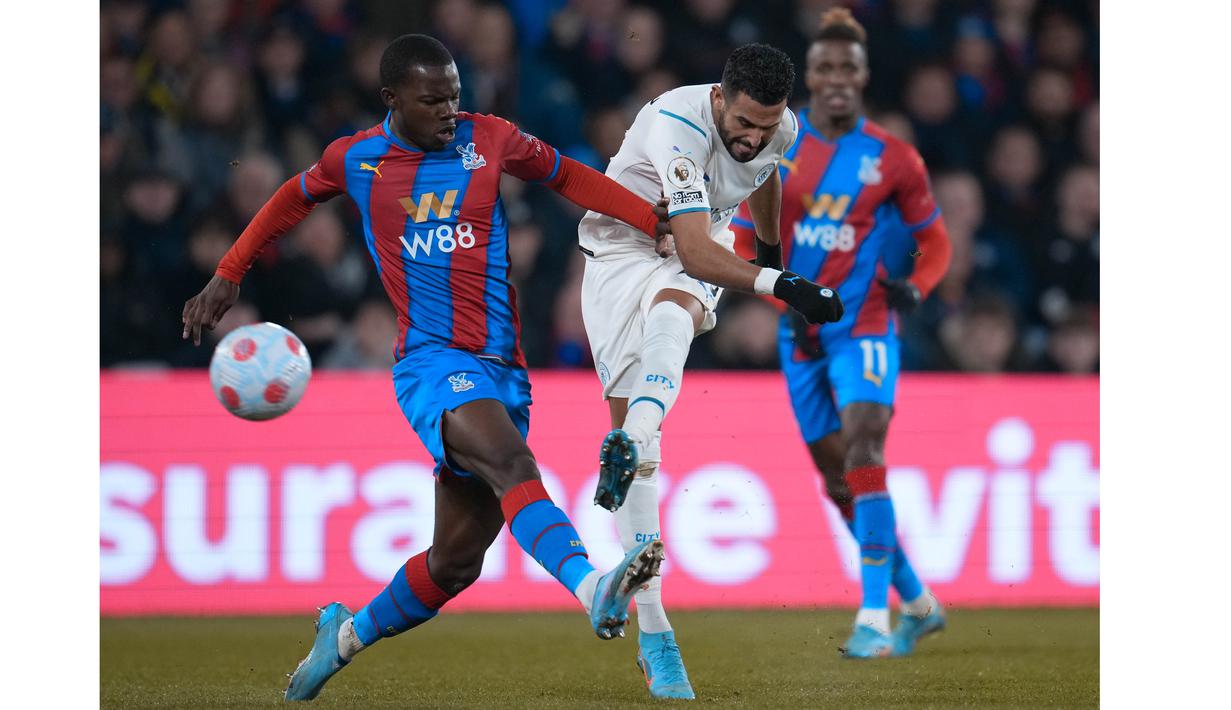 Peluang pertama di laga ini tercipta pada menit kesembilan. Riyad Mahrez mencoba peruntungannya dengan melepaskan tembakan dari luar kotak penalti. Sayang sepakannya tidak membuat bola melengkung dan melebar di sisi gawang. (AP Photo/Matt Dunham)