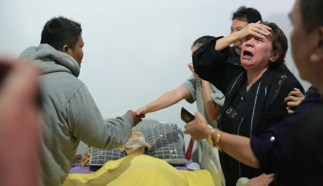 Kepergian Benny Panjaitan untuk selamanya menjadi luka mendalam bagi keluarga dan orang-orang terdekatnya. Terlihat dari suasana di kediaman mendiang Benny, para pelayat yang datang terus berderaian air mata. (Adrian Putra/Bintang.com)