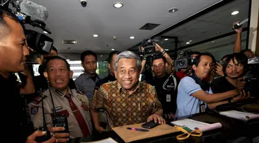 Mantan Mendikbud, M Nuh melaporkan daftar harta kekayaannya ke KPK, Jakarta, Selasa (9/12/2014). (Liputan6.com/Miftahul Hayat)