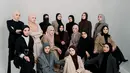 Baru 10 hari melahirkan, Anisa Rahma tetap turut serta dalam pemotretan Geng Butterfly. Setelah mengenakan dress warna soft, konsep pemotretan Geng Butterfly selanjutnya adalah elegan dan stylish dengan mengenakan blazer dengan warna nuansa gelap. Dalam foto lainnya terlihat, tak lupa anggota geng artis ini mengenakan kacamata hitam untuk mendukung penampilannya jadi lebih menarik. (Liputan6.com/IG/@asrikasura)