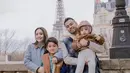 <p>Raffi dan Nagita kembali memilih liburan ke Paris, Prancis. Kali ini mereka menyempatkan untuk melakukan photoshoot sederhana dengan kedua anaknya. [Foto: instagram.com/raffinagita1717]</p>