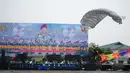 Seorang prajurit saat melakukan atraksi terjun paying di Markas Marinir Cilandak, Jakarta Selatan, Kamis (2/4/2015). Antraksi tersebut untuk pemberian gelar Warga Kehormatan Marinir kepada KSAL Laksamana Ade Supandi. (Liputan6.com/Yoppy Renato)