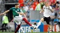 Pemain Meksiko, Hector Herrera (kiri) berebut bola dengan Toni Kroos dalam pertandingan Grup F antara Jerman dan Meksiko di Piala Dunia 2018 di Luzhniki Stadium, Moskow, Rusia, Minggu (17/6). (AP Photo/Victor R. Caivano)