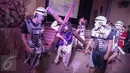 Seorang pria yang memerankan Yesus Kristus berjalan membawa salib dalam prosesi 'Tablo' di Gereja Maria Bunda Karmel, Jakarta, Jumat (18/4). Aksi treatrikal guna mengenang penderitaan Yesus Kristus sebelum wafat di kayu salib. (Liputan6.com/Faizal Fanani)