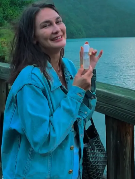 Kali ini, Luna Maya menikmati alam indah Jepang dengan gaya simpel. Ia memadukan atasan kaus putih dengan legging abu-abu, dan menyempurnakannya dengan denim jacket. [Foto: Instagram/lunamaya]