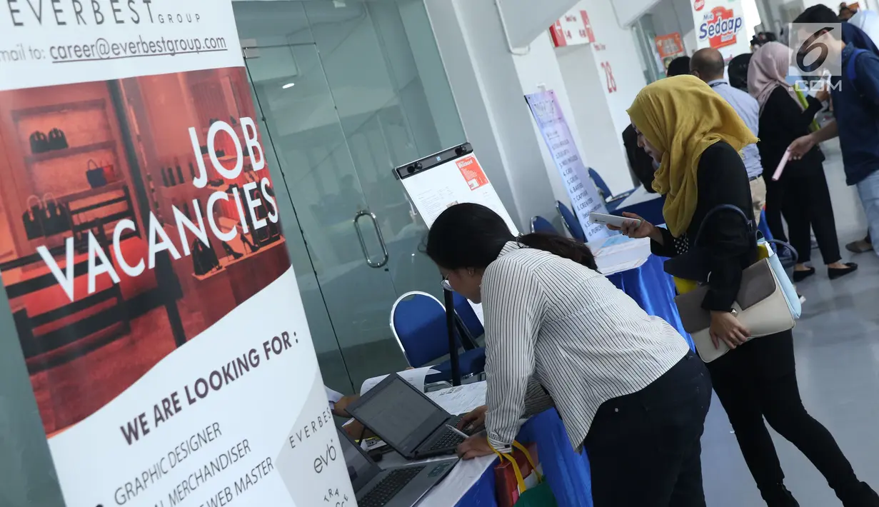 Pencari kerja mengantri di salah satu stand perusahaan saat gelaran Job for Career Festival 2018 di area Stadion Gelora Bung Karno, Jakarta, Selasa (27/11). Gelaran ini diikuti puluhan perusahan baik BUMN maupun swasta. (Liputan6.com/Helmi Fithriansyah)