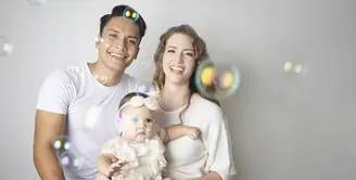 Potret kebahagiaan keluarga Randy Pangalila dan Chelsey Frank [Instagram/Randpunk]