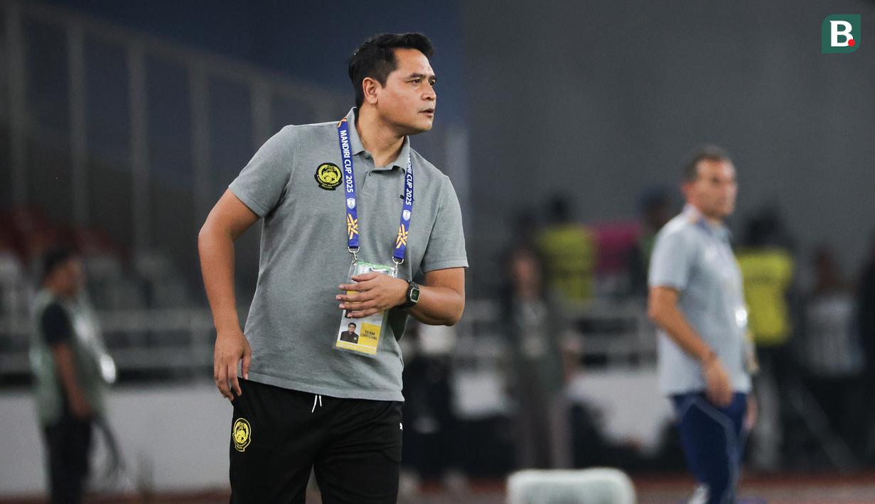 Pelatih Malaysia U-23, Mohd Nafuzi memberikan instruksi kepada para pemainnya dalam laga Grup A Piala AFF U-23 2025 melawan Timnas Indonesia di Stadion Utama Gelora Bung Karno (SUGBK), Senayan, Jakarta, Senin (21/07/2025). (Bola.com/Abdul Aziz)