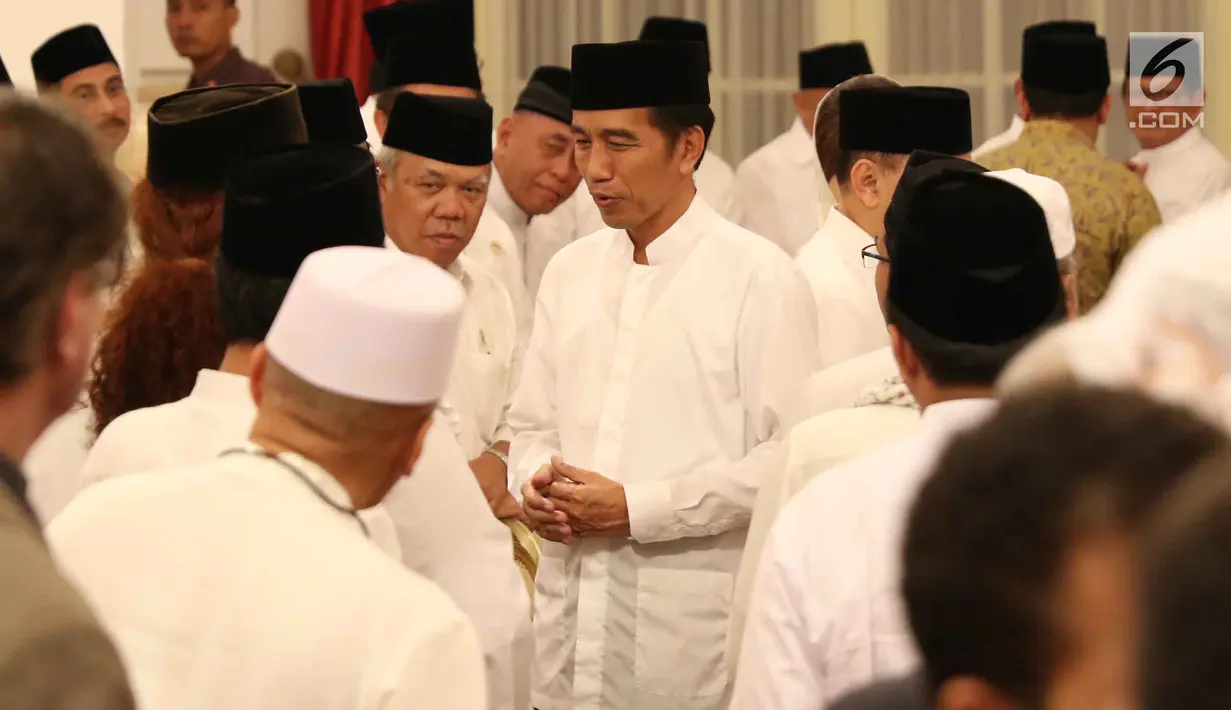 Presiden Joko Widodo saat menghadiri peringatan Nuzulul Quran 1438 Hijriah di Istana Negara, Jakarta, Senin (12/6). (Liputan6.com/Angga Yuniar)