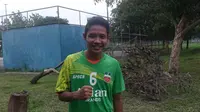 Evan Dimas bakal membawa sejumlah barang pribadi saat menjalani pelatihan di klub Espanyol B, Spanyol. (Bola.com/Zaidan Nazarul)