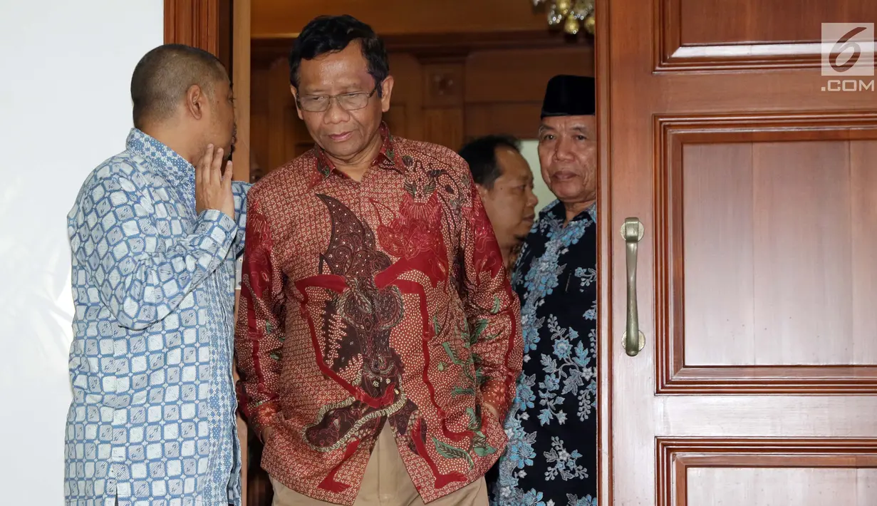 antan Ketua MK, Mahfud MD bersama para tokoh Gerakan Suluh Kebangsaan bersiap memberi keterangan usai melakukan pertemuan dengan Presiden RI kelima, Megawati Soekarnoputri di Jakarta, Jumat (17/5/2019). Pertemuan berlangsung tertutup. (Liputan6.com/Helmi Fithriansyah)