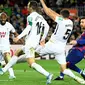 Gelandang Barcelona, Lionel Messi, berusaha membobol gawang Granada pada laga La Liga di Stadion Camp Nou, Barcelona, Minggu (19/1). Barcelona menang 1-0 atas Granada. (AFP/Lluis Gene)