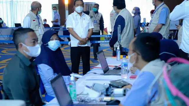 Kementerian Kelautan dan Perikanan mulai melakukan vaksinasi Covid-19 bagi para pegawai, termasuk Menteri KPP Sakti Wahyu Trenggono. (Foto: Liputan6.com/Dok. KKP)