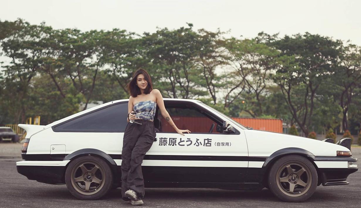 Menjadi juara 1 dalam ajang Indonesia Drift Series yang digelar pada 27 Mei 2023 kemarin, Rachel Florencia ternyata menjalani latihan selama beberapa bulan. Wanita kelahiran tahun 2000 ini dimentori oleh para drifter yang populer di kalangan anak muda seperti Akbar Rais. (Liputan6.com/IG/@rchelcia)