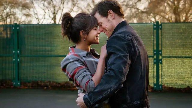 Chemistry Priyanka Chopra Jonas - Sam Heughan perankan Mira Ray dan Rob Burns tuai pujian.