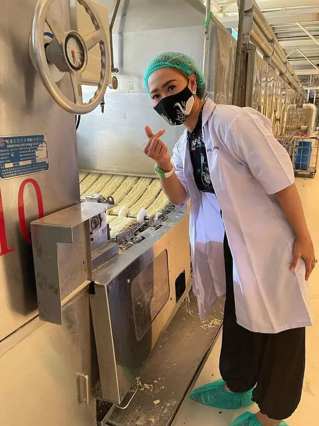 Jadi Sumber Kekayaan, Ini 6 Potret Inul Daratista saat Kunjungi Pabrik Mi