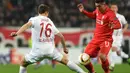 Perebutan bola antara pemain Augsburg, Christoph Janker (kiri), dengan pemain Liverpool, Roberto Firmino, pada laga leg pertama 32 besar Liga Europa, di WWK Arena, Augsburg, Jerman, Jumat (19/2/2016) dini hari WIB. (AFP/Christof Stache)