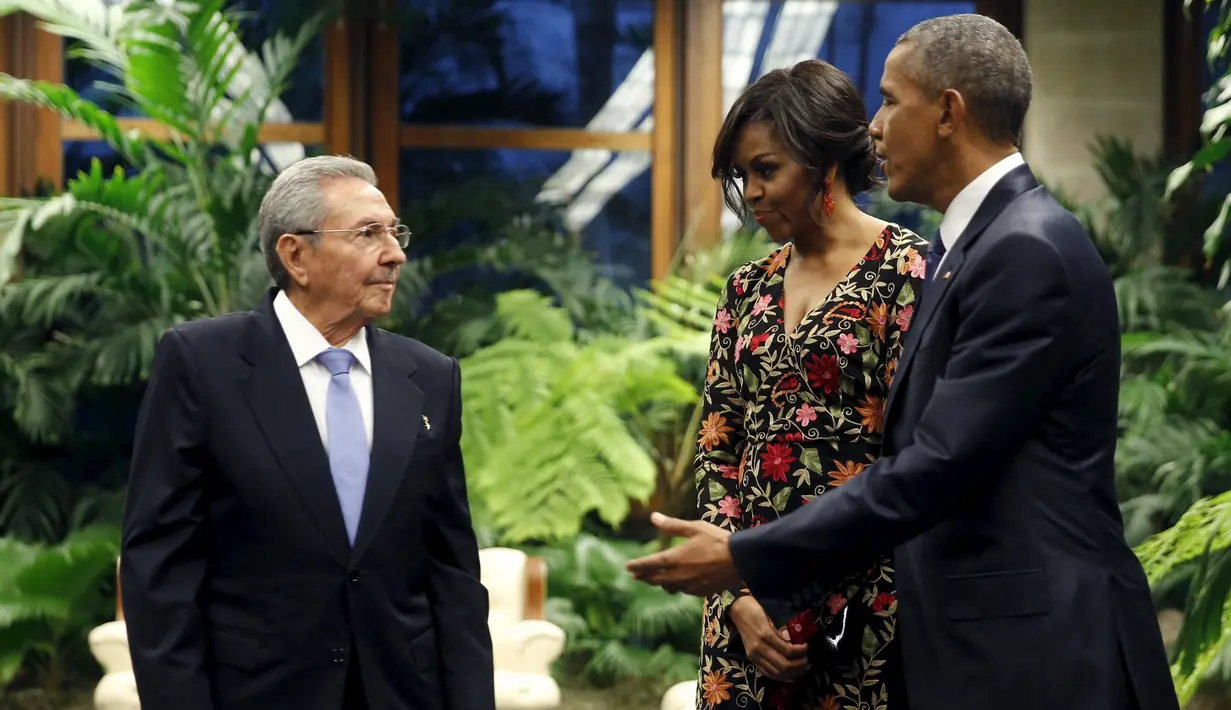 (Ki-ka) Presiden Kuba Raul Castro berbincang dengan Ibu Negara Amerika Serikat, Michelle Obama dan Presiden AS Barack Obama saat tiba untuk menghadiri makan malam kenegaraan di Istana Revolusi, Havana, Senin (21/3). (REUTERS/Jonathan Ernst)