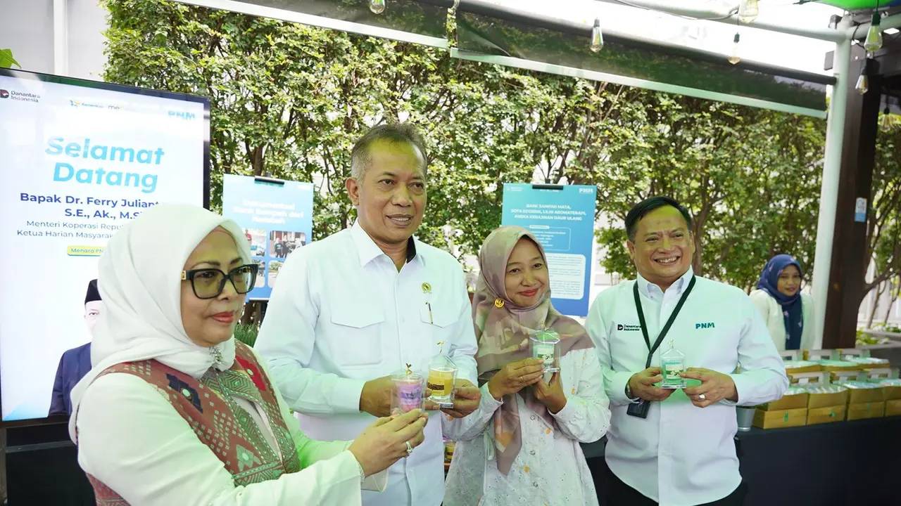 Direktur Utama PT PNM Arief Mulyadi bersama Ketua Harian Pengurus Pusat Masyarakat Ekonomi Syariah (MES) yang juga Menteri Koperasi Ferry Juliantono saat peluncuran Program Mba Maya.