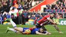 Bek Chelsea, Gary Cahill, terjatuh akibat berebut bola dengan striker Southampton, Charlie Austin. Pada laga ini wasit mengeluarkan empat kartu kuning. (Reuters/Dylan Martinez)