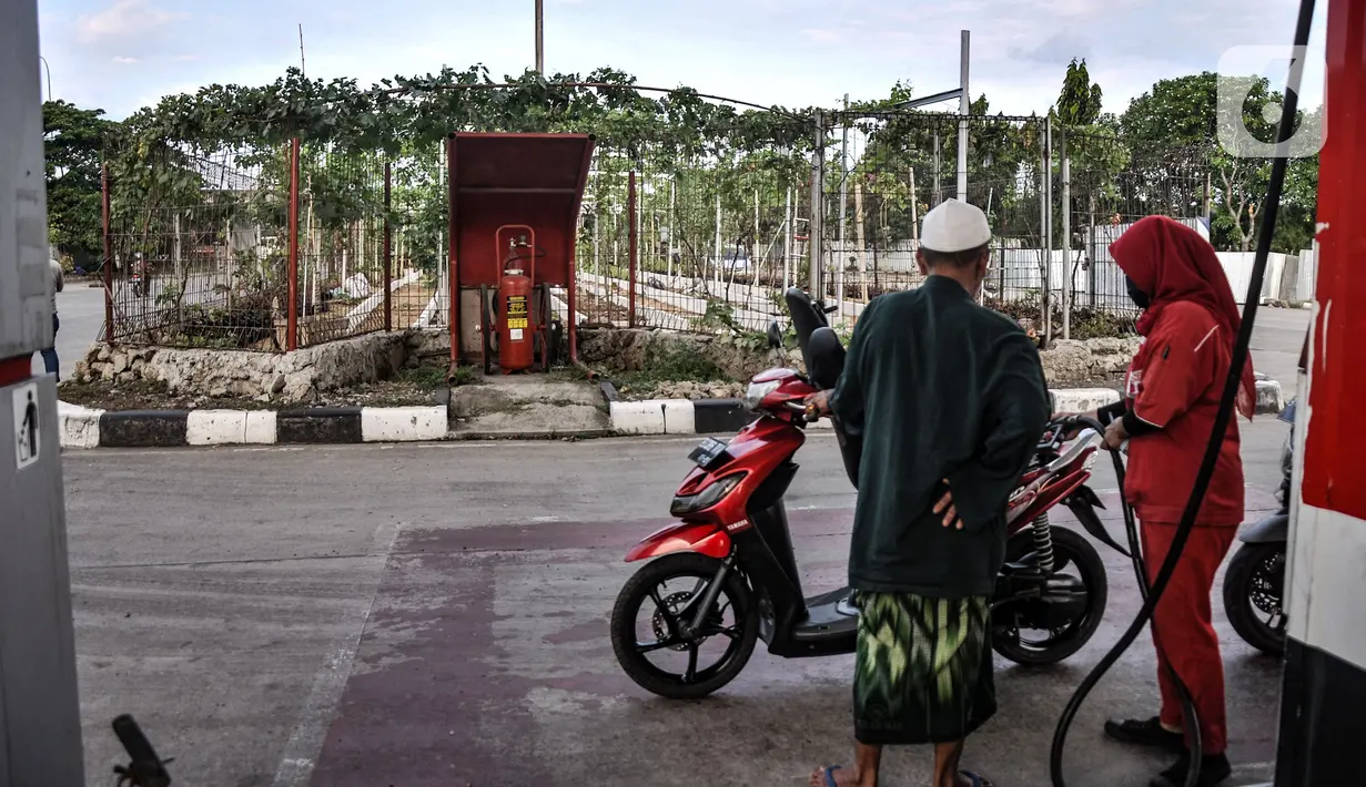 Warga mengisi bensin dekat kebun anggur Vezo Grapes Farm di Cilincing, Jakarta Utara, Selasa (7/9/2021). Sejak Agustus 2020, sedikitnya Tarto telah membudidayakan sekitar 60 varian bibit anggur yang berasal dari luar negeri. (merdeka.com/Iqbal S. Nugroho)