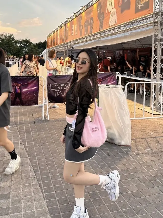 Eca Aura saat Liburan dan Nonton Konser Bruno Mars di Thailand. [@elsaajapasal]