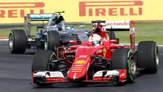 Pembalap Ferrari, Sebastian Vettel (depan) beraksi dengan Pembalap Mercedes, Nico Rosberg selama sesi latihan pertama di Autodromo Hermanos Rodriguez, Meksiko, (30/10/2015). Balapan akan berlangsung pada senin 2 November. (REUTERS/Henry Romero)