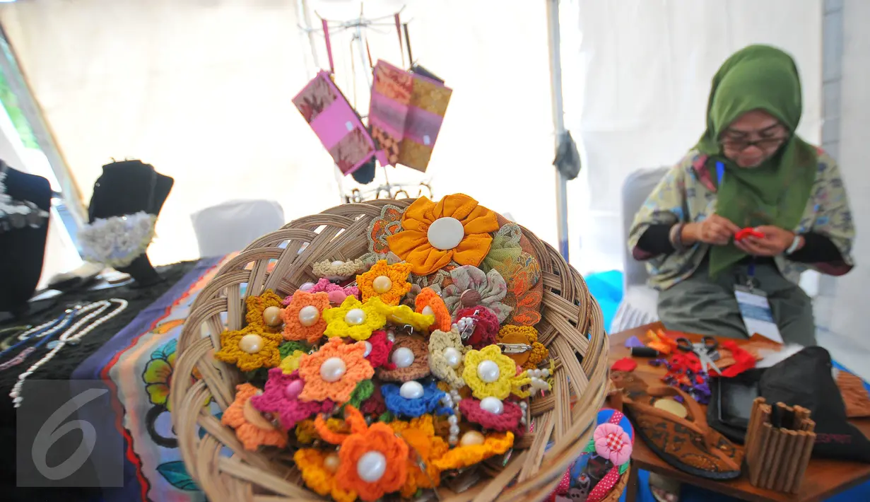 Bros produk usaha modal kecil menengah (UMKM) pada bazar yang digelar PT KAI di Stasiun Gambir, Jakarta, Rabu (28/12).  Bazar ini bertujuan untuk memperkenalkan produk-produk UMKM binaan PT KAI dan BUMN kepada masyarakat (Liputan6.com/Angga Yuniar)